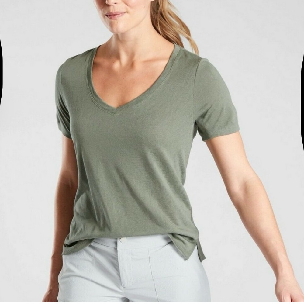 ATHLETA 🩶💚 Breezy Scoop VNeck Tee